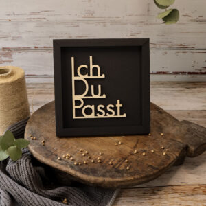ICH. DU. PASST. - Rahmenkarte mit Holzschriftzug (schwarz)