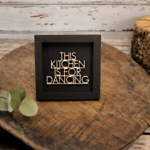 This Kitchen is for Dancing - Rahmen Karte mit Holzschriftzug (schwarz)